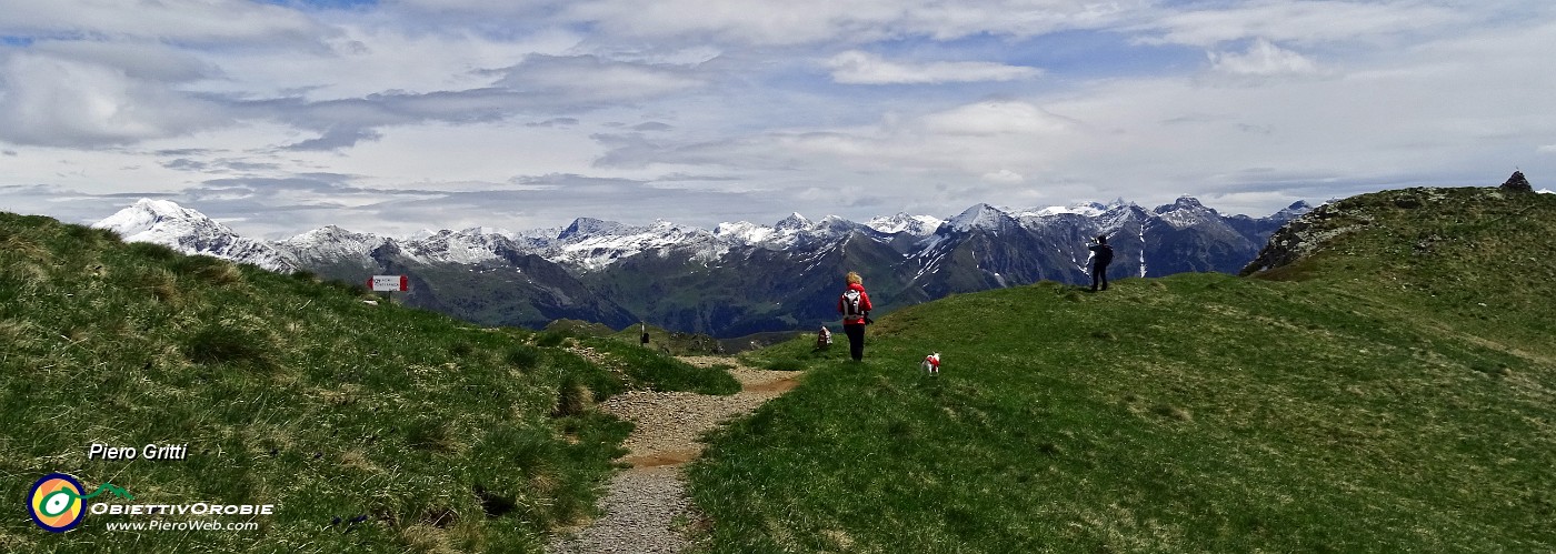 42 Il panorama si allarga verso le Alpi Orobie.JPG -                                